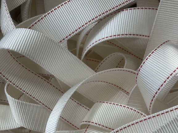 50mm 白底雙邊紅特多龍織帶產品圖，5000KG 高強度 Polyester 織帶